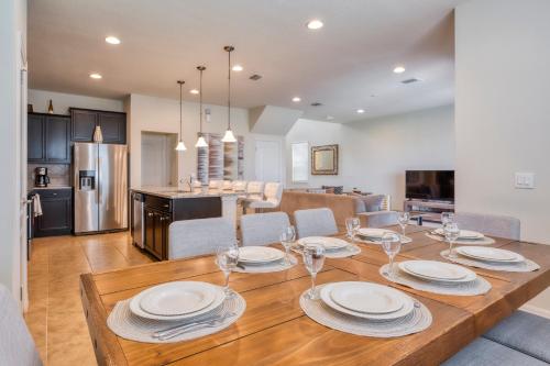 Beautiful pool home gated community best clubhouse - main image