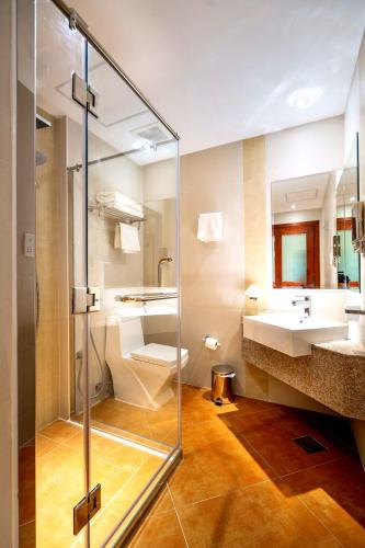 Bathroom, Al Liwan Suites Rawdat Al Khail in Al Muntazah