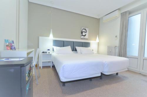 Double or Twin Room - Interior Facing image 10