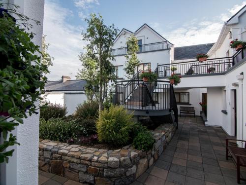 Donegan Court Aparthotel 5