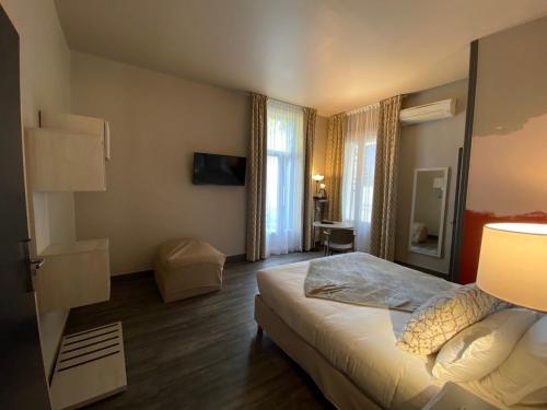 Hotel Majestic Set in a prime location of Nimes, Hotel Majestic puts everything the city has to offer just outside your doorstep. Featuring a complete list of amenities, guests will find their stay at the property a