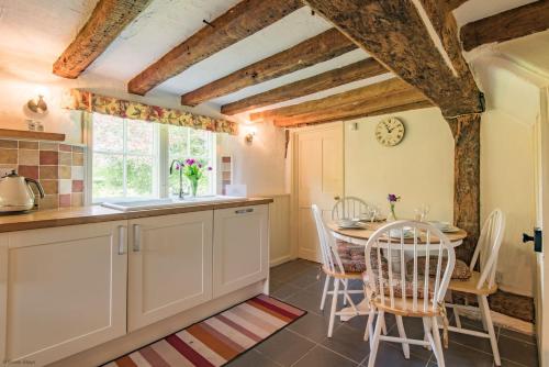 ทัศนียภาพภายนอกโรงแรม, Walnut Tree Cottage by Bloom Stays in เฟเวอร์ชาม