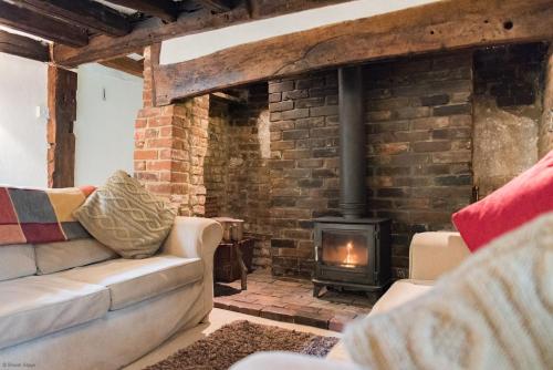 ทัศนียภาพภายนอกโรงแรม, Walnut Tree Cottage by Bloom Stays in เฟเวอร์ชาม