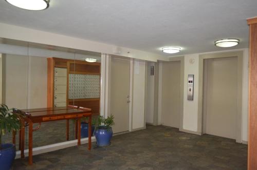 Newly Remodeled KV807 Waikiki Studio - image 9