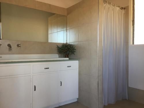 Bathroom, Holowiliena Station & The Outback Blacksmith in Hawker