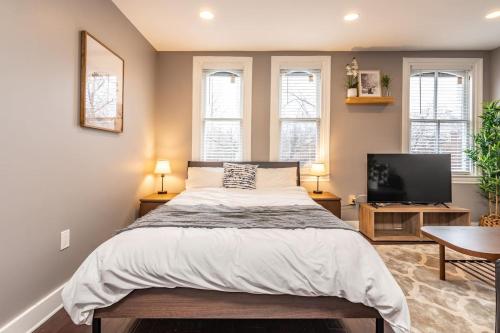 Modern Condo Old Town Charm - image 3