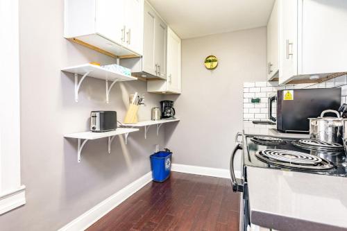 Modern Condo Old Town Charm - image 6