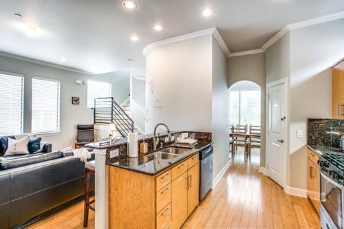 Grand Oak Lawn Town Home - image 6