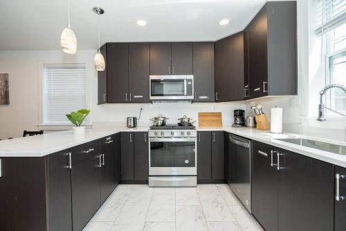 Modern Colonial 3BR 2BA House 5m to DC & DCA - image 2