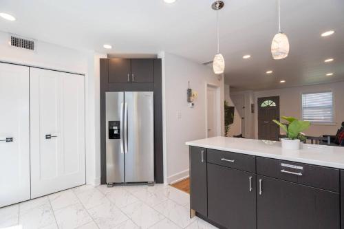 Modern Colonial 3BR 2BA House 5m to DC & DCA - image 6