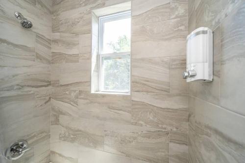 Modern Colonial 3BR 2BA House 5m to DC & DCA, by CozySuites