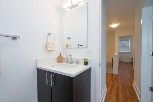 Modern Colonial 3BR 2BA House 5m to DC & DCA, by CozySuites