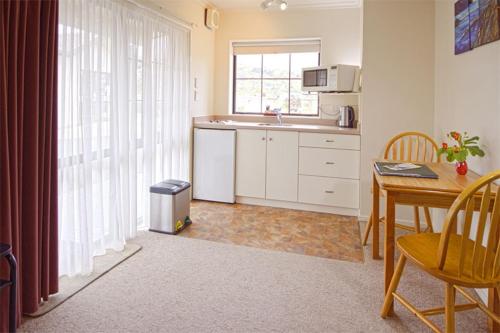 Kitchen, Arrow Motel in Tahunanui