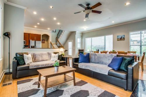 2 Huge Townhouses in Oak Lawn PERFECT for groups - main image