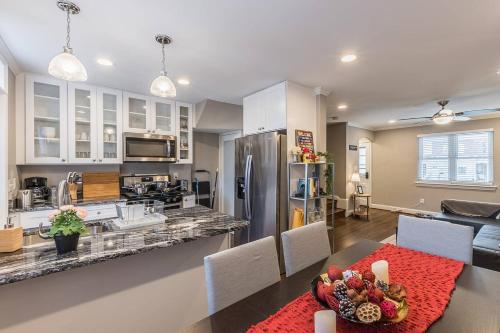 Beautiful 3br 2ba House with cozy backyard by CozySuites in แมคลีน (VA)