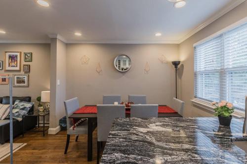 Beautiful 3br 2ba House with cozy backyard by CozySuites in แมคลีน (VA)