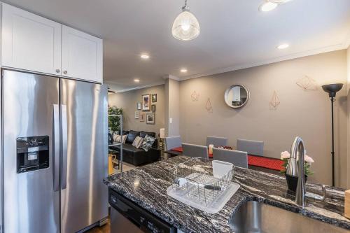 Beautiful 3br 2ba House with cozy backyard by CozySuites in แมคลีน (VA)