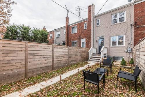 Beautiful 3br 2ba House with cozy backyard by CozySuites in แมคลีน (VA)