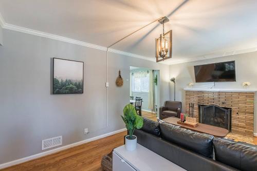 Enchanting historic townhouse by CozySuites in แมคลีน (VA)