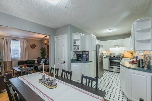 Enchanting historic townhouse by CozySuites in แมคลีน (VA)