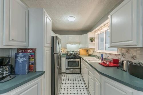 Enchanting historic townhouse by CozySuites in แมคลีน (VA)