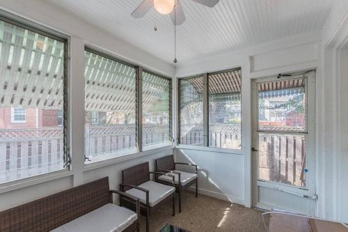 Enchanting historic townhouse by CozySuites in แมคลีน (VA)