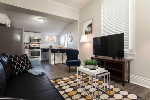 Louisville Dream House 4BR 2BA by CozySuites in Louisville, USA
