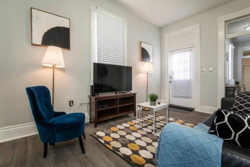 Louisville Dream House 4BR 2BA by CozySuites in Louisville, USA
