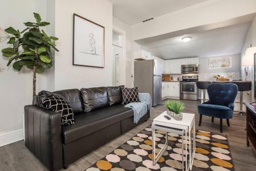 Louisville Dream House 4BR 2BA by CozySuites in สก็อตส์เบิร์ก (IN)