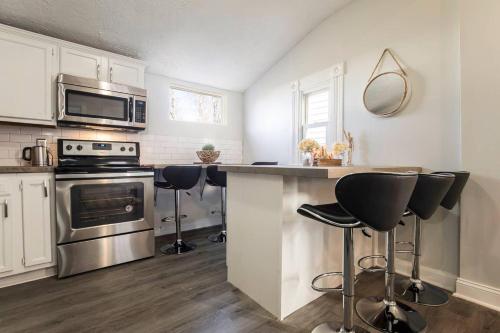 Louisville Dream House 4BR 2BA by CozySuites in สก็อตส์เบิร์ก (IN)