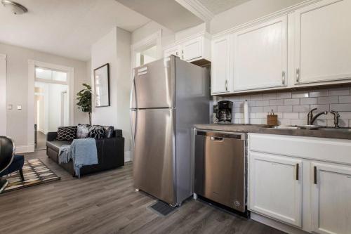 Louisville Dream House 4BR 2BA by CozySuites in สก็อตส์เบิร์ก (IN)