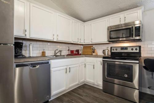 Louisville Dream House 4BR 2BA by CozySuites in สก็อตส์เบิร์ก (IN)