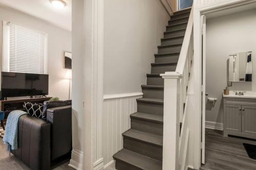 Louisville Dream House 4BR 2BA by CozySuites in สก็อตส์เบิร์ก (IN)