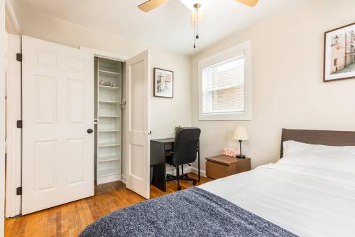 Gorgeous Home 10 min to DC by CozySuites in Alexandria, USA