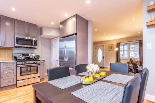 Gorgeous Home 10 min to DC by CozySuites in แมคลีน (VA)