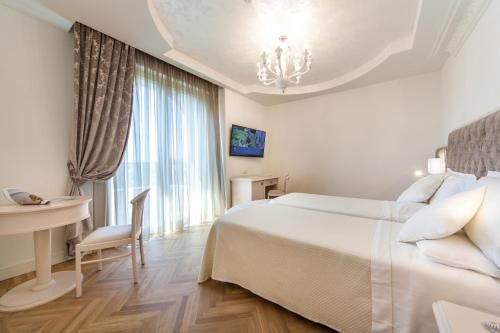 1 queen bed, 1 twin bed
