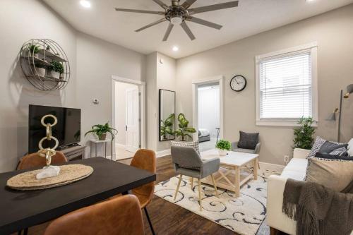 Gorgeous 3BR 2BA on Frankfort by Cozysuites in Louisville, USA