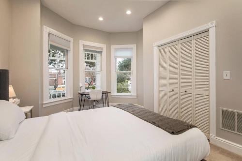 Gorgeous 3BR 2BA on Frankfort by Cozysuites in Louisville, USA