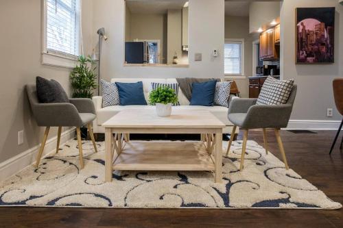 Gorgeous 3BR 2BA on Frankfort by Cozysuites in Louisville, USA