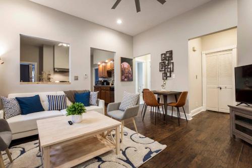 Gorgeous 3BR 2BA on Frankfort by Cozysuites in Louisville, USA