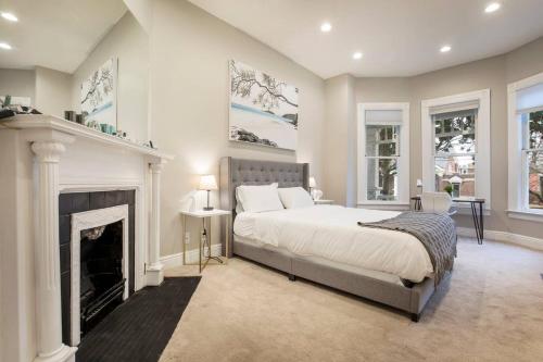 Gorgeous 3BR 2BA on Frankfort by Cozysuites in Louisville, USA
