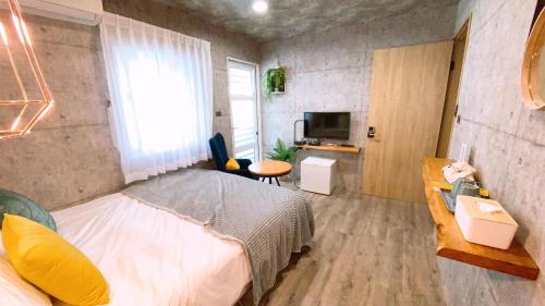 Deluxe Double Room with Balcony image 8