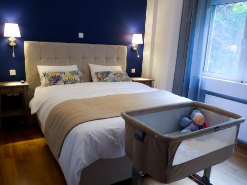 Garden Apartment next to the Mall -Private Parking, Atény