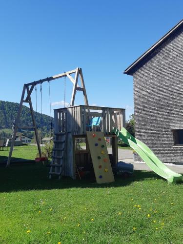 สนามเด็กเล่น, Ferienwohnung Gmeiner in ฮิททิเซา