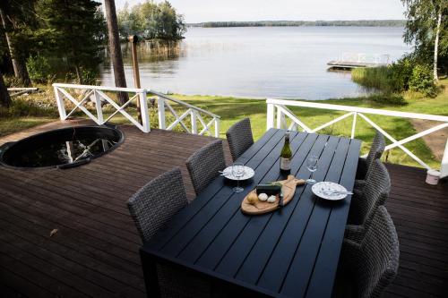 Tahlo Hillhouse and Underhill Beach & Sauna in Nokia