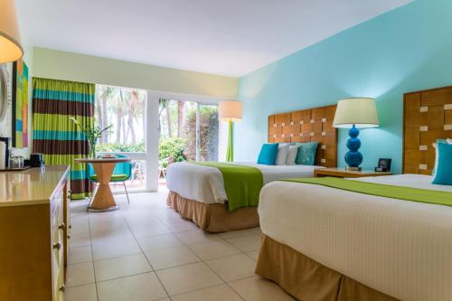 1 queen bed, 2 double beds
