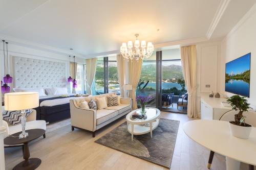 Executive Junior Suite with Terrace and Sea View  image 2