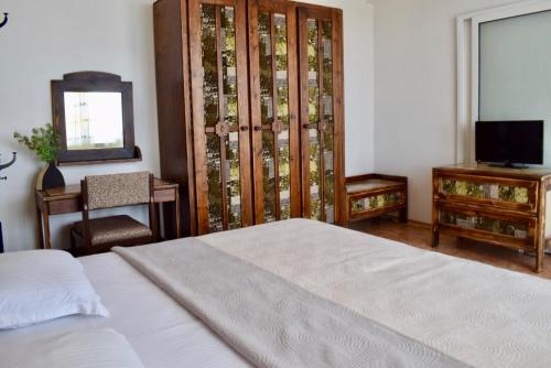 Double Room with Balcony image 4