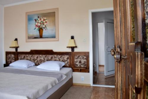 Double Room with Balcony image 6