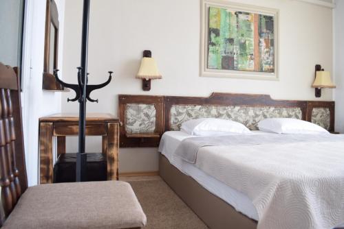 Double Room with Balcony image 9